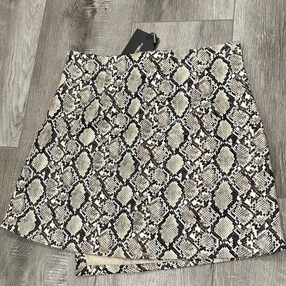 NWT PrettyLittleThing Stone Snake Print Faux Leather Wrap Mini Skirt US 8 - Picture 4 of 6